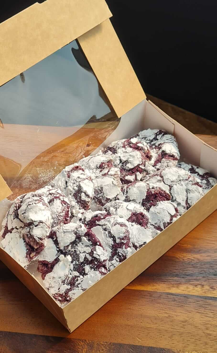 Box of crumbly cookies